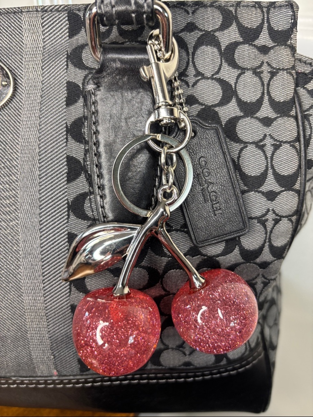 🔥Cherry pink glitter keychain/bag charm - Picture 4 of 4